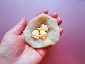 取一团土豆泥放在手心里压扁，放入芝士片包起来。