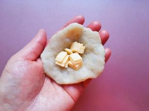 取一团土豆泥放在手心里压扁，放入芝士片包起来。