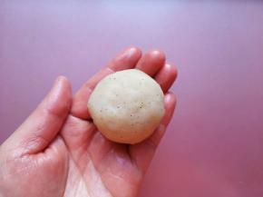 团成一个土豆球。