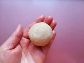 团成一个土豆球。