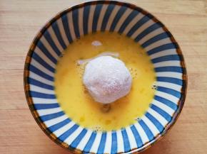 拍掉多余的干粉，放入蛋液里面浸泡几秒。