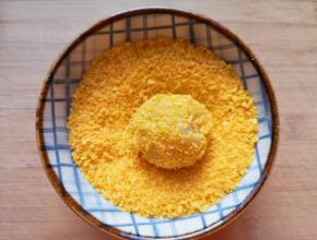 取出沾满面包糠。