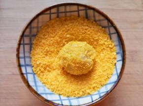 取出沾满面包糠。