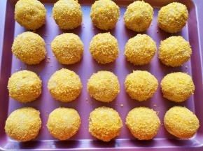 完成的土豆球放入烤盘里。