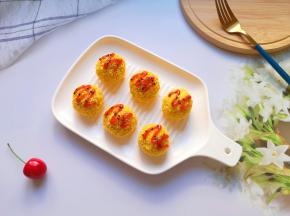 出炉以后用挤上番茄酱（番茄酱也可以换成沙拉酱），撒上熟黑芝麻装饰。