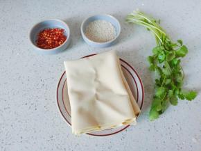 准备豆皮，香菜以及配料。