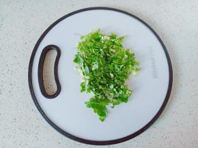 香菜择去黄叶，清洗干净控干水分切成小段。