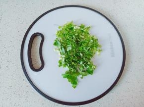 香菜择去黄叶，清洗干净控干水分切成小段。