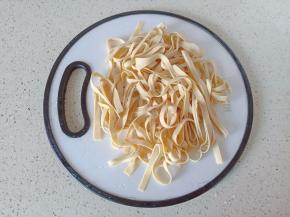 豆皮切成细丝。