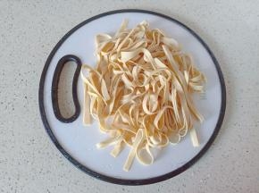 豆皮切成细丝。