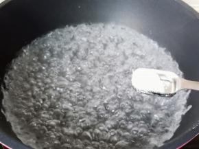 锅里水开放一勺盐。