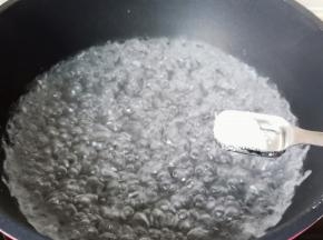 锅里水开放一勺盐。