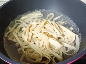 加入豆皮开始焯水。