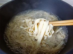 豆皮焯水两分钟捞出晾凉