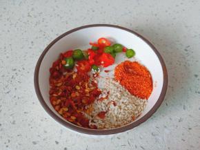 把所有配料都放一起。