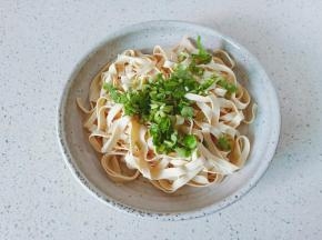 豆皮，香菜淋上料汁拌均匀。