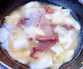 添加适量清水大火炖起来