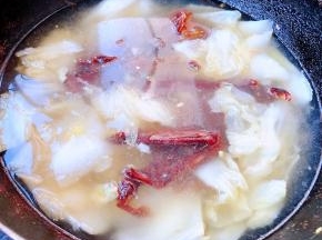 添加适量清水大火炖起来