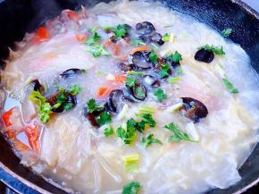 放入木耳同时放入盐和味精调味均匀最后撒上香菜提鲜即可出锅享用