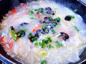 放入木耳同时放入盐和味精调味均匀最后撒上香菜提鲜即可出锅享用