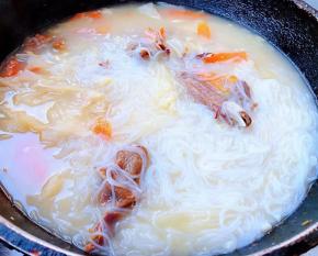 腊鹅炖至九成熟放入提前煮好的粉丝中小火煮至熟透但不软烂