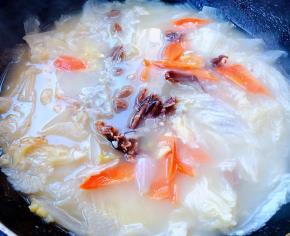 白菜炖至七成熟放入胡萝卜一起炖