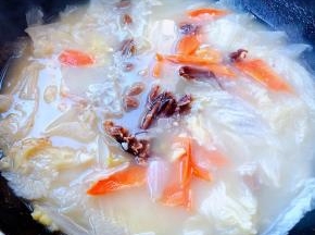白菜炖至七成熟放入胡萝卜一起炖