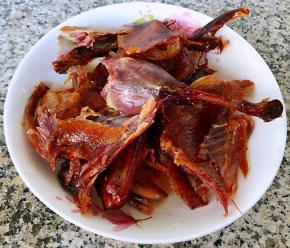 腊鹅手掰成块状备用