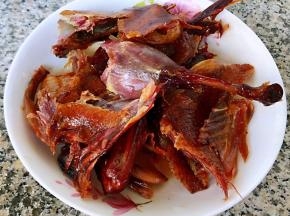 腊鹅手掰成块状备用