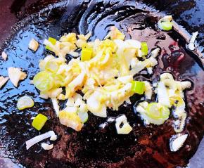 锅中倒入底油加热放入葱姜蒜爆香