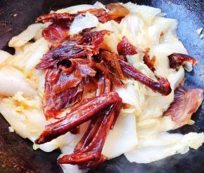 放入腊鹅炒出美美哒香味