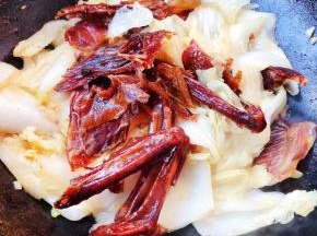 放入腊鹅炒出美美哒香味