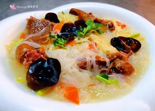 营养丰富的白菜腊鹅木耳粉丝汤装入容器中就大功告成了