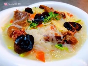 营养丰富的白菜腊鹅木耳粉丝汤装入容器中就大功告成了
