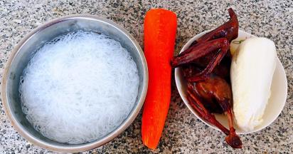 准备原材料吧匙、腊鹅、胡萝卜、粉丝