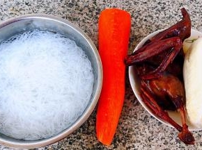 准备原材料吧匙、腊鹅、胡萝卜、粉丝