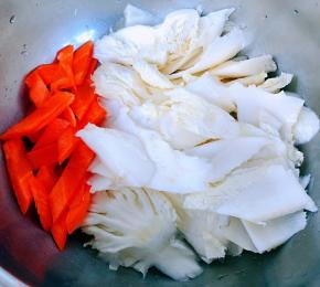 白菜片成大小均匀的薄片胡萝卜切成马蹄片