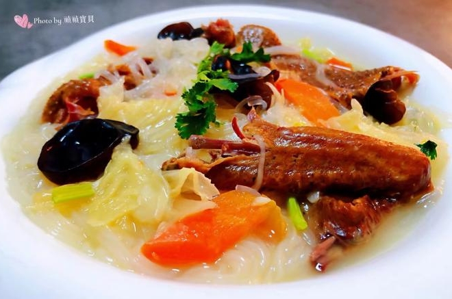 白菜腊鹅木耳粉丝汤