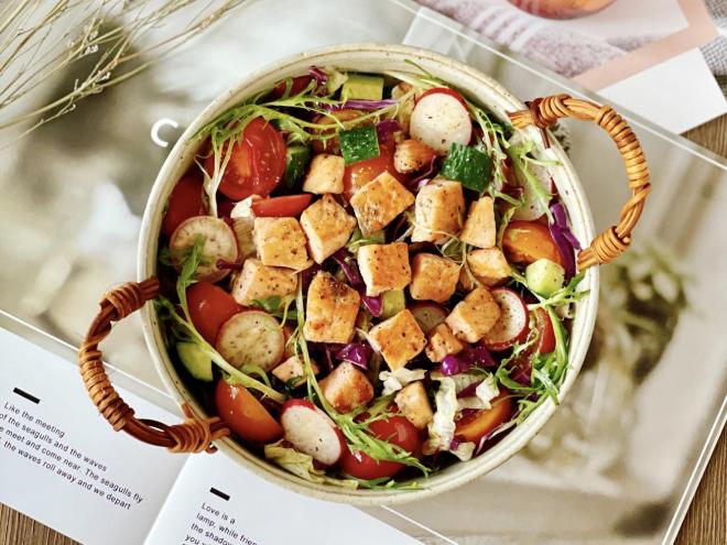 清爽低卡的三文鱼蔬菜沙拉