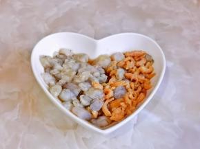 虾仁切小块，虾米泡发放入器具中加入1勺料酒抓匀。