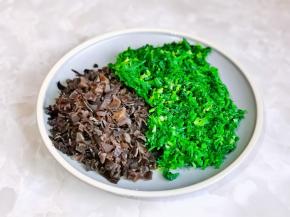 荠菜洗净焯水切碎，木耳提前泡发切碎。