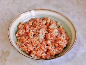 腌制好的虾仁加入肉糜中搅拌均匀。