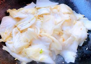 放入白菜炒出多余的水份