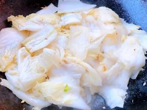放入白菜炒出多余的水份