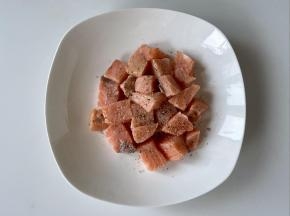 三文鱼洗净块，加盐和黑胡椒粉，用手轻轻刷匀，腌制15分钟。