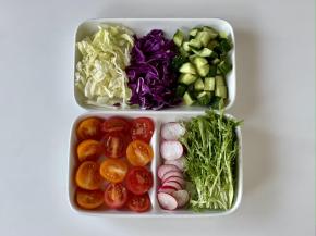 把所有的蔬菜洗净，甩干水分，圆生菜和紫甘蓝切成丝，黄瓜切成丁，圣女果对半切，樱桃萝卜切成片，苦菊去掉根部。