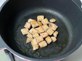 平底锅中放入少许橄榄油，放入腌制好的三文鱼，煎制金黄后盛出。