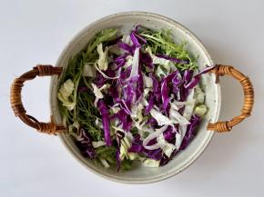 在沙拉盘中底部先铺上叶菜；