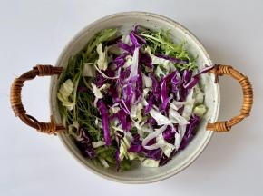 在沙拉盘中底部先铺上叶菜；