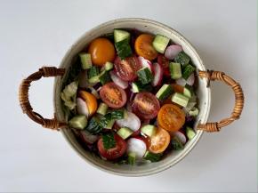 接着放上黄瓜丁、圣女果和樱桃萝卜；